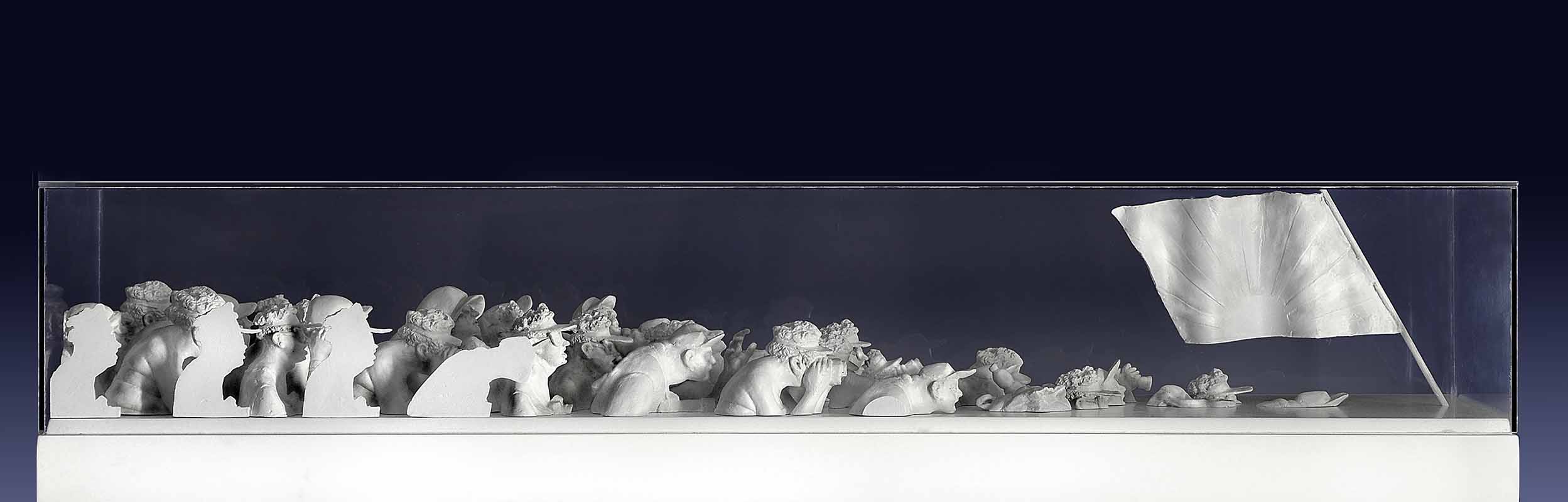 19 Bozzetti "Sunset", Gips, Holz, Plexihaube, 126x26x30cm, 2010