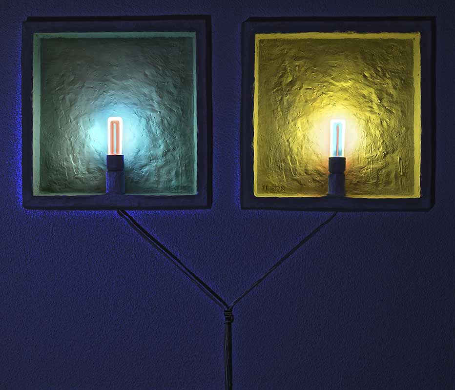 S2 10 "Tristan und Isolde", Gipsreliefs mit Glasfarbe bemalten Fluoreszenzlampen, je 32 x 32 x 4,5cm, 1996