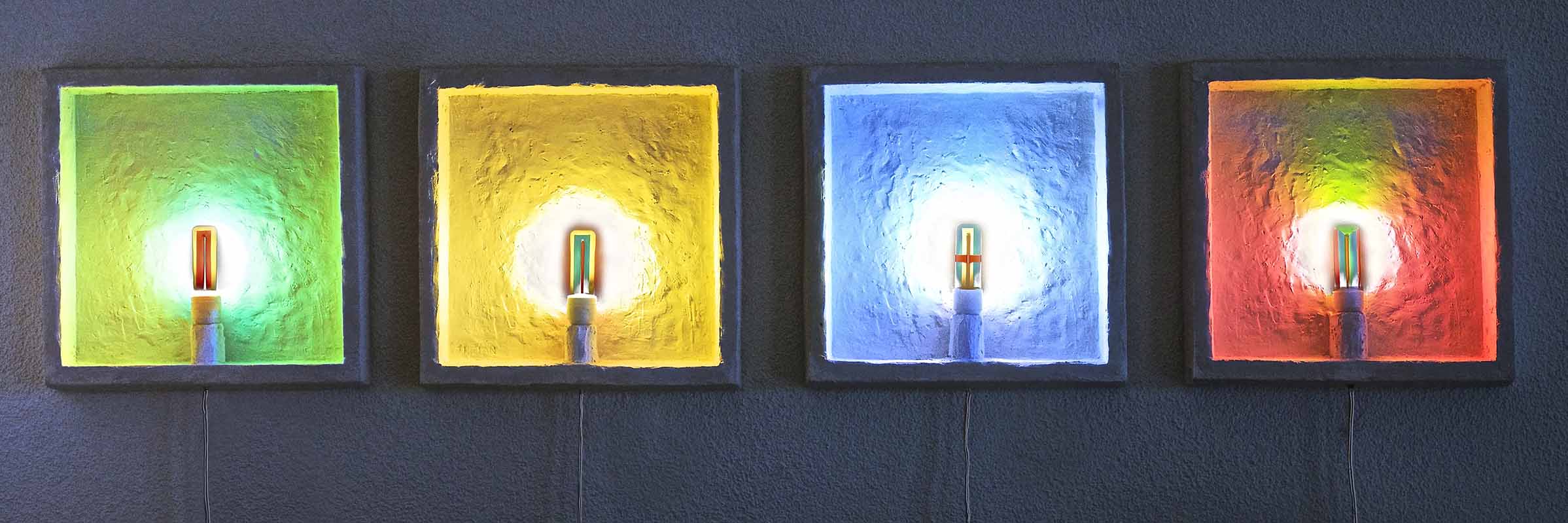 S2 6-9 O.T. Gipsreliefs mit Glasfarbe bemalten Fluoreszenzlampen, je 32 x 32 x 4,5cm, 1996
