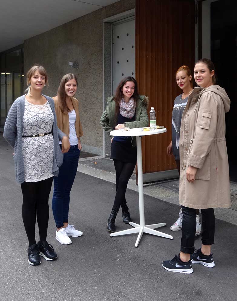 Das tüchtige und liebenswerte Vernissage Zubereitungs- und Serviceteam Andrea, Angi. Antonia, Giulietta und Julia